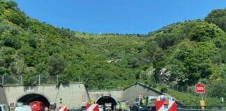Crollo cavi in galleria, ancora pesanti disagi e indagini sull’Austrada A12 galleria Monte Sperone bloccata A12 autostrade