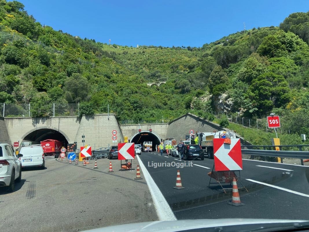 galleria Monte Sperone bloccata A12 autostrade