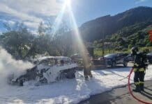 Castiglione Chiavarese, auto in fiamme, arrivano i vigili del Fuoco incendio auto Castiglione Chiavarese