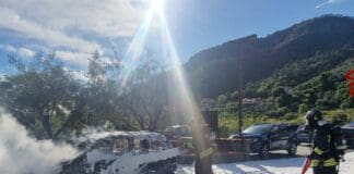 Castiglione Chiavarese, auto in fiamme, arrivano i vigili del Fuoco incendio auto Castiglione Chiavarese