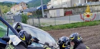 Pivazzano, auto fuori strada infilzata dal guard rail, salvi gli occupanti incidente Pivazzano