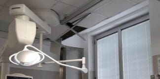 Genova, al Pronto Soccorso del San Martin crolla parte di un controsoffitto San Martino crolla controsoffitto