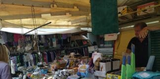 Genova, Mercatino di Natale in via Cornigliano, traffico bloccato bancarelle