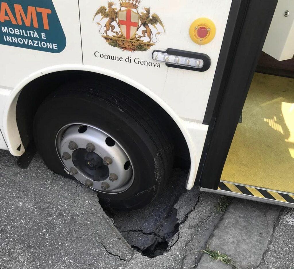 Nervi autobus sprofondato asfalto