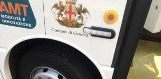 Genova, Autobus AMT sprofonda nell’asfalto a Nervi Nervi autobus sprofondato asfalto
