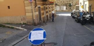 Genova, cantiere fantasma in via G.B Monti, scatta la protesta Sampierdarena cartello Gb Monti