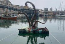 Genova, tentacoli enormi che escono dal mare in Darsena, ma è un’opera d’arte Tentacolo polpo mostro marino