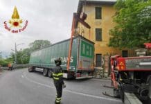 Col di Nava, Tir incastrato sulla strada, arrivano i vigili del Fuoco Tir incastrato col di Nava Imperia