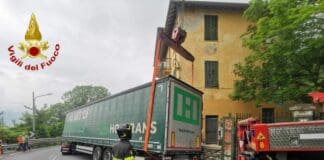 Col di Nava, Tir incastrato sulla strada, arrivano i vigili del Fuoco Tir incastrato col di Nava Imperia
