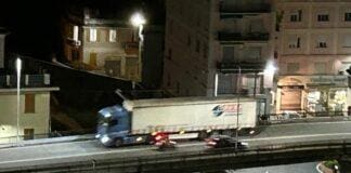 Genova, Viadotto di Nervi forse lesionato ma continuano a passare i Tir Tir viadotto Nervi