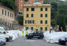 Genova, auto coperte con teli di protezione per i lavori sul viadotto Gavette auto coperte Gavette