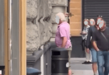 Rapallo, colpisce il bancomat con un crocefisso – VIDEO crocefisso contro bancomat Rapallo