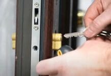 Chiavari, litiga con la vicina e le blocca la serratura di casa con la colla serratura porta