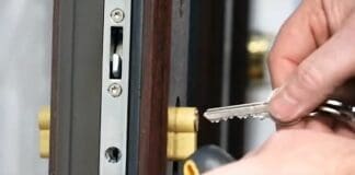 Chiavari, litiga con la vicina e le blocca la serratura di casa con la colla serratura porta