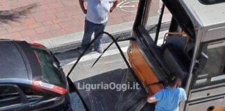 Genova, Autobus AMT perde il parabrezza dopo una frenata in via Cornigliano autobus perde parabrezza via Cornigliano Genova