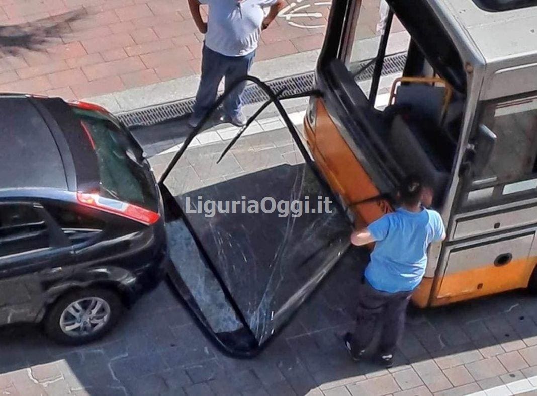 autobus perde parabrezza via Cornigliano Genova