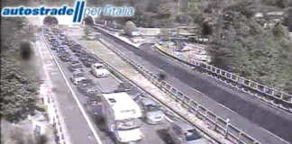 Pullman in fiamme sull’Autostrada A12, tratto chiuso tra Recco e Nervi Incidente Recco A12, Genova nervi, autostrada chiusa