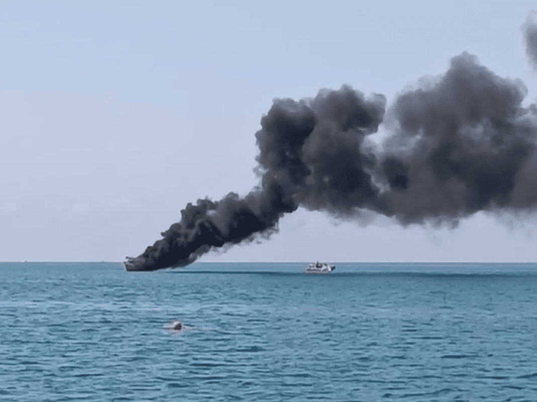 Multedo incendio barca in mare