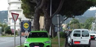 Spotorno, posteggia l’auto sull’aiuola, 400 euro di multa e tolti 20 punti patente Spotorno auto su aiuola