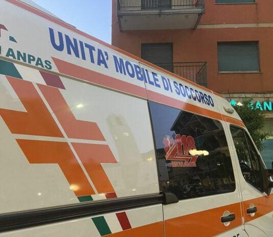 Genova, grave incidente a Staglieno, ferito un motociclista Ambulanza