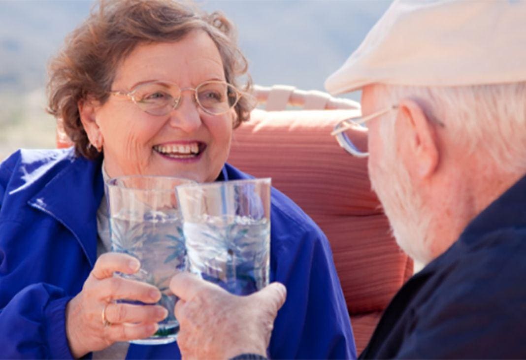 anziani caldo bevono acqua