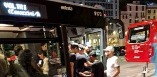 Genova, aggredisce passeggeri del bus che gli dicono di non fumare autobus AMT Genova pieno