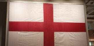 Genova, scontro in Comune per la bandiera donata ad Esselunga bandiera Ponte Morandi Esselunga