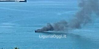 Genova, barca in fiamme davanti alla spiaggia di Multedo barca in fiamme Multedo