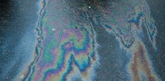 Genova, gasolio sulla strada a Coronata, traffico in tilt olio su strada