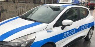 La Spezia, insulta gli agenti al loro passaggio e li minaccia con una bottiglia di vetro: denunciato 20enne Polizia locale auto