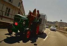 Genova, in Sopraelevata con il trattore e la roulotte Trattore in Sopraelevata Genova