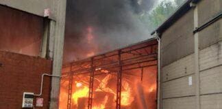 Manesseno, in fiamme lo stabilimento Benfante per riciclo rifiuti manesseno incendio Benfante 27 agosto 2023