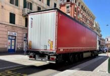 Genova, ancora Tir in via Cornigliano, divieti ignorati Tir via Cornigliano Genova