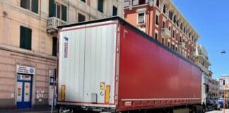 Genova, ancora Tir in via Cornigliano, divieti ignorati Tir via Cornigliano Genova