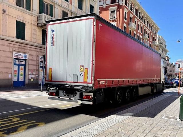 Tir via Cornigliano Genova
