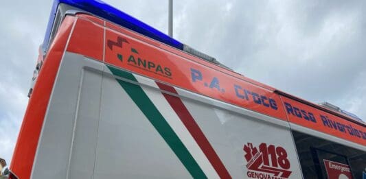 Genova, tragedia al Parco del Peralto: trovato un cadavere, indagini in corso ambulanza 118 Croce Rosa Rivarolese