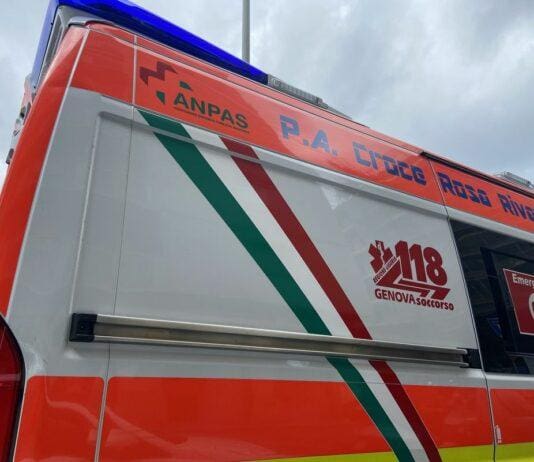 Genova, incidente in corso Europa: morto lo scooterista rimasto ferito ambulanza 118 Croce Rosa Rivarolese