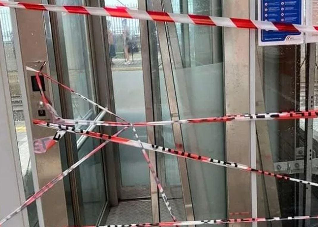 Lavagna ascensore disabili danneggiato