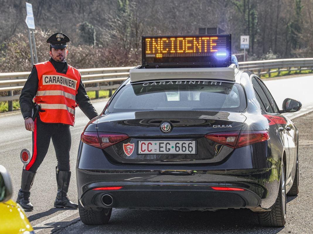 carabinieri auto incidente stradale
