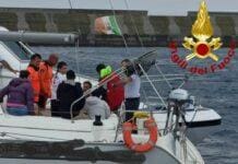 Genova, malore in barca, arrivano Vigili del Fuoco e Guardia Costiera Soccorso skipper Voltri