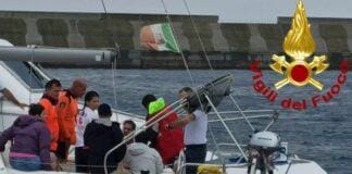 Genova, malore in barca, arrivano Vigili del Fuoco e Guardia Costiera Soccorso skipper Voltri
