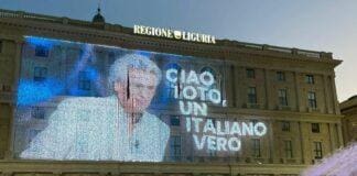 Toto Cotugno, il ricordo della Regione Liguria sul maxi-schermo Toto Cotugno ricordo Regione Liguria