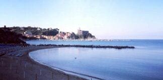Lerici, spiagge chiuse dopo l’epidemia di gastroenterite tra i bambini, è giallo Lerici spiaggia Venere Azzurra