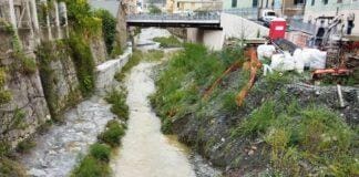 Genova, cantiere torrente Chiaravagna fermo e l’acqua erode le sponde Sestri Ponente Chiaravagna ponte obliquo