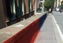Genova, teppisti camuffati da tifosi vandalizzano via Fieschi Carignano muretto rosso blu, teppisti tifosi