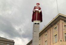 Genova, statua-colonna in piazza De Ferrari e l’ironia dei social meme istallazione Genova De Ferrari