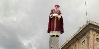 Genova, statua-colonna in piazza De Ferrari e l’ironia dei social meme istallazione Genova De Ferrari