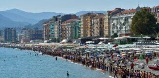 Rigassificatore, oggi la protesta sotto la Regione a Genova rigassificatore catena umana Savona