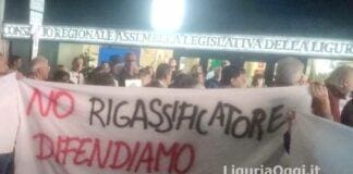 Rigassificatore, la protesta sotto la Regione Ligura, centinaia alla manifestazione Rigassificatore protesta Genova regione