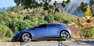 Sciarborasca, punto da un calabrone in auto finisce fuori strada Sciarborasca auto fuoristrada